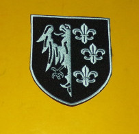 TISSU PATCH :  DIVISION CHARLEMAGNE , DIAMETRE 9 CM , BON ETAT VOIR PHOTO . POUR TOUT RENSEIGNEMENT ME CONTACTER. REGARD - Patches