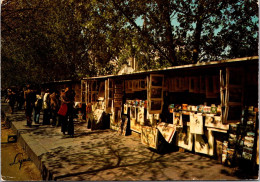 24-8-2023 (3 T 9) France - Bouquinistes Sur Les Bord De Seine (book Merchant In Paris) Unusual Back ??? - Shopkeepers