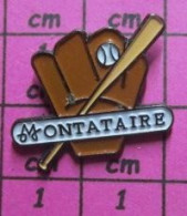 1518A Pin's Pins / Beau Et Rare / SPORTS / BASEBALL GANT BALLE BATTE MONTATAIRE - Honkbal