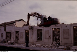 Photo Diapo Diapositive Slide Train Wagon Gare SNCF De MONTEREAU Démolition Du Bâtiment Quai 1 Le 26/01/1993 VOIR ZOOM - Diapositives