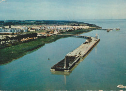 Cpsm 10x15. (33) PAUILLAC Vue Aérienne .(PETROLE) Les Raffineries SHELL - Pauillac