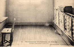 Etablissement Pénitentiaire De Fresnes. Intérieur D'une Cellule ( 4mX2m50) - Fresnes