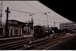 Photo Diapo Diapositive Train Wagon Locomotive Loco Et Train Voies PTT à PARIS GARE DE LYON Le 19/02/1993 VOIR ZOOM - Diapositives