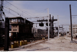 Photo Diapo Diapositive Train Wagon PARIS Gare De Lyon Bouteilles Gaz Réchauffeurs Aiguilles Le 21/04/1993 VOIR ZOOM - Diapositives