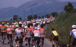 Dia443	DIAPOSITIVA  35mm CICLISTI IN GRUPPO GIRO D'ITALIA ANNI 1990 -2 - Diapositives