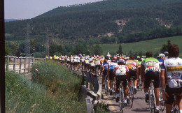 Dia445	DIAPOSITIVA  35mm CICLISTI IN GRUPPO GIRO D'ITALIA ANNI 1990 -4 - Diapositives