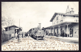 1902 Gelaufene AK, Gestempelt Begnins. Bahnhof Mit Lok In Nyon. La Gare. - Begnins