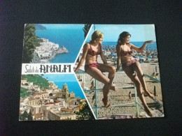 PIN UPS GIOVANI DONNE IN COSTUME IN SPIAGGIA SALUTI DA AMALFI - Pin-Ups