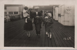 REAL PHOTOGRAPHIC POSTCARD - LOWESTOFT PIER - SUFFOLK  - FAMILY OUTING - Lowestoft
