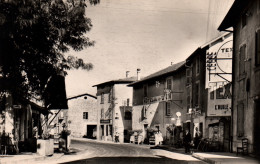 St Saint-Paul-les-Romans (Drôme) Le Centre Du Village, Pompe à Essence - Edition Sarrat - Carte Dentelée - Other & Unclassified