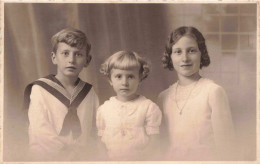 ENFANTS - Portrait - Une Fratrie Posant Ensemble  -  Carte Postale Ancienne - Ritratti