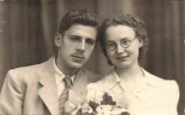 COUPLE - Portrait D'un Couple De Jeunes Mariés - Carte Postale Ancienne - Koppels