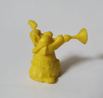 FIGURINE PUBLICITAIRE ASTERIX DUPONT D'ISSIGNY 1969 TRES RARE JOUEUR DE TROMPE COMPLET JAUNE - Astérix & Obélix