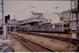 Photo Diapo Diapositive Slide Train Wagon Rame Banlieue SNCF Z 6177 à PARIS GARE DU NORD Le 29/04/1993 VOIR ZOOM - Diapositives