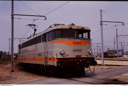 Photo Diapo Diapositive Slide Train Wagon Locomotive Electrique SNCF BB 25246 à Villeneuve SG Le 30/04/1993 VOIR ZOOM - Diapositives