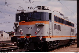 Photo Diapo Diapositive Slide Train Wagon Locomotive Electrique SNCF BB 17045 à CLICHY LEVALLOIS Le 14/05/1993 VOIR ZOOM - Diapositives