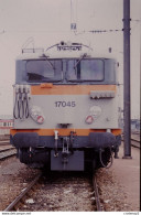 Photo Diapo Diapositive Train Wagon Locomotive Electrique SNCF BB 17045 De Face à CLICHY LEVALLOIS 14/05/1993 VOIR ZOOM - Diapositives