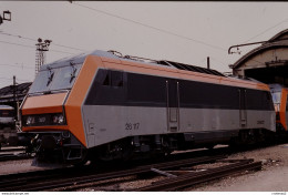 Photo Diapo Diapositive Train Wagon Locomotive Electrique SNCF SYBIC BB 26117 PARIS GARE DE LYON Le 24/05/1993 VOIRZOOM - Diapositives