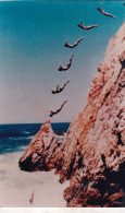 Photo De Plongeurs  Sincronisés Plongant D'une Falaise Dans L'océan - High Diving