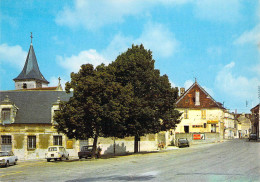 89 - Courson Les Carrières - La Place Et L'Eglise - Courson-les-Carrières