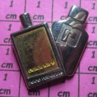 1518c  Pin's Pins / Beau Et Rare / PARFUMS / PACO RABANNE PIN'S BI-METAL - Parfum