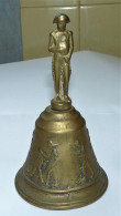 CLOCHE LAITON DECOR NAPOLEON SCENE DE NAPOLEON A CHEVAL MARCHE SOLDATS BE - Bronzes