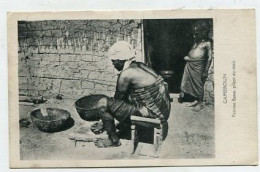 AK 157029 CAMEROON - Femme Bassa - Pilant Du Mais - Cameroun