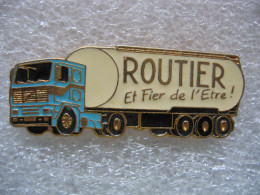 Pin's à 2 Attaches, ROUTIER Et Fier De L'être! Tracteur Volvo Et Remorque Citerne. - Transports