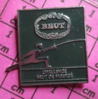 1518C Pin's Pins / Beau Et Rare / PARFUMS / ESCRIME CHALLENGE BRUT DE FABERGE - Perfume