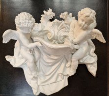 Grand Bénitier En Biscuit Et Porcelaine Blanche Avec 2 Anges - Schierholz ( Allemagne ) - Arte Religiosa