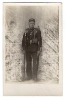 CPA 3433 - MILITARIA - Carte Photo Militaire - Soldat En Tenue De Campagne Avec Fusil & Baîonnette N° 152 Sur Le Col - Personen