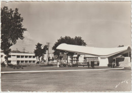 Pyrénées  Atlantique :  LACQ :  Les  Bureaux  Et La  Station  Futuriste  1960 - Lacq