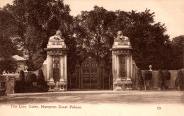 HAMPTON COURT PALACE - The Lion Gates - Hampton Court