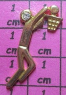 1518a Pin's Pins / Beau Et Rare & TB état / SPORTS / BASKET-BALL BASKETTEUR METAL JAUNE ET "BRILLANT" - Basketbal