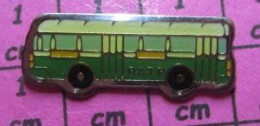 1518c  Pin's Pins / Beau Et Rare / TRANSPORTS / AUTOBUS VERT ET BLANC RATP ANNEES 60/70 - Transports