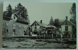 CPSM 38 - ROYBON - Colonie De Vacances Du Comité Entreprise Merlin Gerin Cour Intérieure Et Piscine GROS PLAN Bâtiments - Roybon