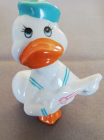 Canard En Porcelaine Jouant De La Guitare (avec étiquette "Baptème La Marmelade, La Louvière") - Other & Unclassified