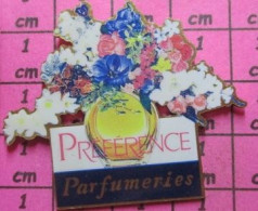 516A Pin's Pins / Beau Et Rare & TB état / PARFUMS : Grand Pin's BOUQUET DE FLEURS PARFUMERIES PREFERENCE - Parfums