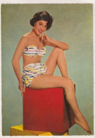 CARTE POSTALE DES ANNEES 50/60 PHOTO ORIGINALE COULEUR DENTELEE : MAGGIE PIERCE JEUNE FEMME PIN UP SEXY ET EROTIC - Pin-Ups