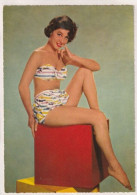 CARTE POSTALE DES ANNEES 50/60 PHOTO ORIGINALE COULEUR DENTELEE : MAGGIE PIERCE JEUNE FEMME PIN UP SEXY ET EROTIC - Pin-Ups