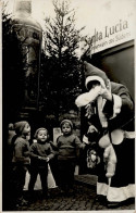 Werbung Weihnachtsmann Vor Santa Lucia Süsswein-Werbestand Foto-AK I-II (etwas Fleckig) Pere Noel Publicite - Pubblicitari