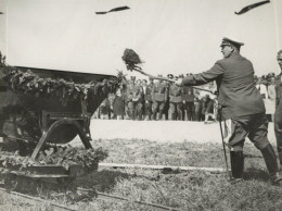 Propaganda WK II Pressefoto Format 21,3 X 16,6cm Der Erste Spatenstich Auf Dem Küniglberg Bei Schönbrunn Durch GFM Görin - Guerre 1939-45