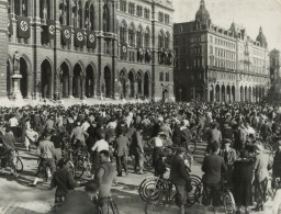 Propaganda WK II Pressefoto Format 21,3 X 16,6cm Die Grosse Wahl-Werbefahrt Der Wiener Radfahrer Auf Dem Adolf-Hitler-Pl - War 1939-45