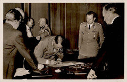 MUSSOLINI-HITLER WK II - PH S 10/1 VIERMÄCHTE-KONFERENZ Hitler Unterschriebt Das Abkommen Von München (mit Guter Sudeten - Personaggi