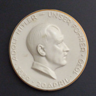 Hitler Porzellan Medaille Zum 20. April 1939 85mm Durchm. - Personen