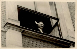 Hitler Seitenfenster Des Königsbau Festspielhaus Foto-AK I-II (RS Klebreste) - Personaggi