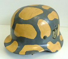 WK II Stahlhelm Wehrmacht Nach Laienhafter Restaurierung Mit Tarnanstrich - Guerra 1939-45