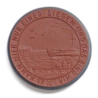 WK II Orden Gedenk Medaille (Meissner Keramik) Es Kann Hier Nur Einer Siegen Und Das Sind Wir - Oorlog 1939-45