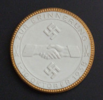 WK II Orden Gedenk Medaille (Meissner Porzellan) Zur Erinnerung An Den 10. Oktober 1938, 47mm Durchm. - Weltkrieg 1939-45