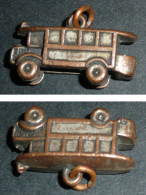 Rare Ancien Pendentif En Cuivre En Forme De Car Bus Autobus Autocar Tram Trolley - Colgantes